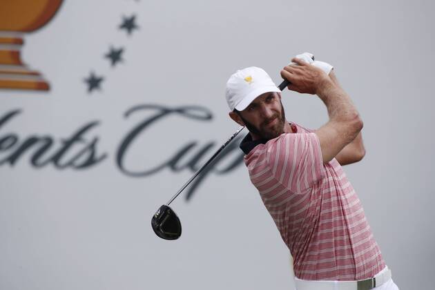 JERSEY CITY, NJ - SEPTEMBER 29: USA golfer Dustin Johnson tees off on the first hole during the second round of the Presidents Cup at Liberty National Golf Club on September 29, 2017 in Jersey City, New Jersey. (Photo by Brian Spurlock Icon Sportswire) GOLF: SEP 29 PGA Golf Herren - The Presidents Cup - Second Round Icon17092999 EDITORIAL USE ONLY