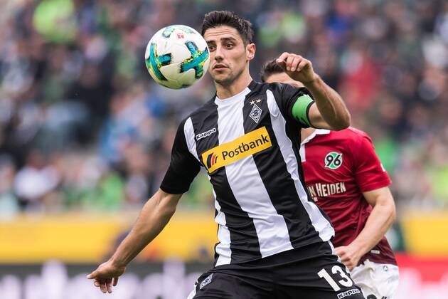 (L-R) Lars Stindl of Borussia Monchengladbach, Pirmin Schwegler of Hannover 96 during the Bundesliga match between Borussia Monchengladbach and Hannover 96 at Borussia-Park on September 30, 2017 in Mönchengladbach, Germany Bundesliga 2017 2018 xVIxVIxImagesx xGerritxvanxKeulenxIVx 8899182