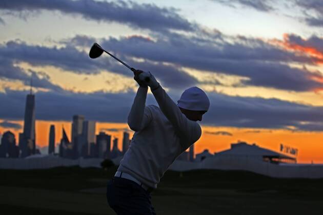 JERSEY CITY, NJ - SEPTEMBER 30: International golfer Adam Scott hitting golf balls at the practice range at sunrise with the New York city skyline in the background before playing in the third round of the Presidents Cup at Liberty National Golf Club on September 30, 2017 in Jersey City, New Jersey. (Photo by Brian Spurlock Icon Sportswire) GOLF: SEP 30 PGA Golf Herren - The Presidents Cup - Third Round Icon170930212 EDITORIAL USE ONLY