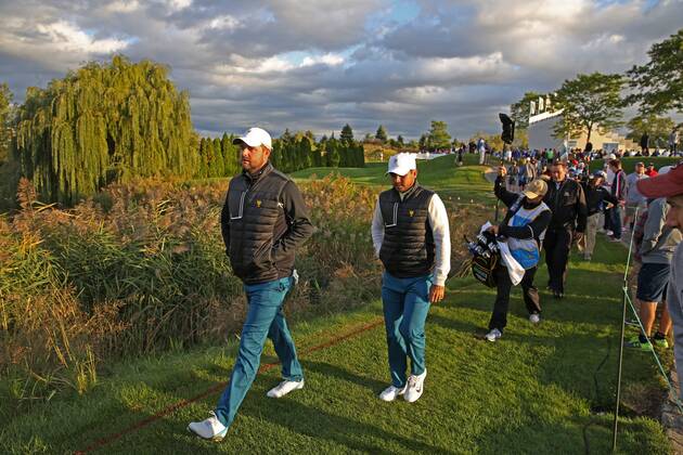 JERSEY CITY, NJ - SEPTEMBER 30: International golfers Marc Leishman and Jason Day walk the 3rd hole during the third round of the Presidents Cup at Liberty National Golf Club on September 30, 2017 in Jersey City, New Jersey. (Photo by Brian Spurlock Icon Sportswire) GOLF: SEP 30 PGA Golf Herren - The Presidents Cup - Third Round Icon170930227 EDITORIAL USE ONLY