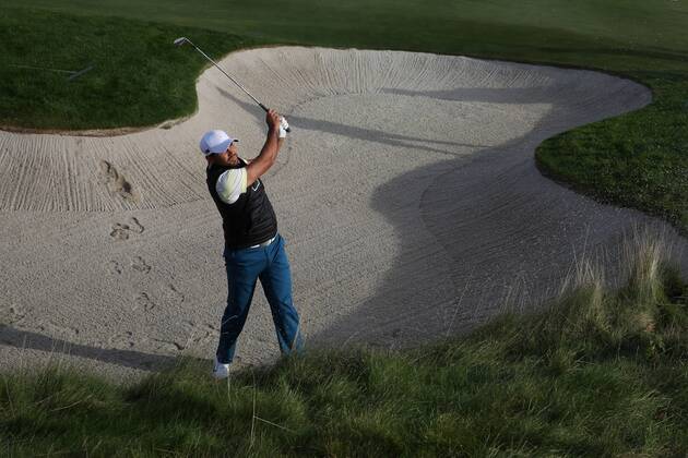 JERSEY CITY, NJ - SEPTEMBER 30: International golfer Jason Day hits out of a sand trap on the 9th hole during the third round of the Presidents Cup at Liberty National Golf Club on September 30, 2017 in Jersey City, New Jersey. (Photo by Brian Spurlock Icon Sportswire) GOLF: SEP 30 PGA Golf Herren - The Presidents Cup - Third Round Icon170930229 EDITORIAL USE ONLY