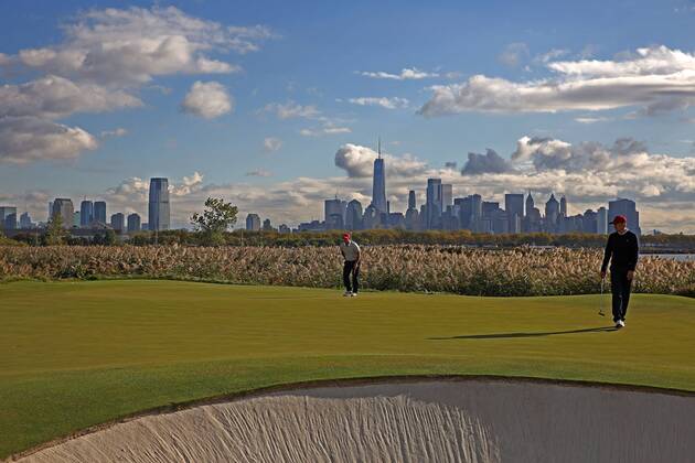 JERSEY CITY, NJ - SEPTEMBER 30: USA golfers Patrick Reed and Jordan Spieth putt on the 10th hole with the New York city skyline in the background during the third round of the Presidents Cup at Liberty National Golf Club on September 30, 2017 in Jersey City, New Jersey. (Photo by Brian Spurlock Icon Sportswire) GOLF: SEP 30 PGA Golf Herren - The Presidents Cup - Third Round Icon170930235 EDITORIAL USE ONLY