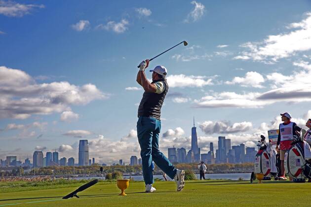 JERSEY CITY, NJ - SEPTEMBER 30: International golfer Jason Day tees off on the 10th hole with the New York city skyline in the background during the third round of the Presidents Cup at Liberty National Golf Club on September 30, 2017 in Jersey City, New Jersey. (Photo by Brian Spurlock Icon Sportswire) GOLF: SEP 30 PGA Golf Herren - The Presidents Cup - Third Round Icon170930233 EDITORIAL USE ONLY