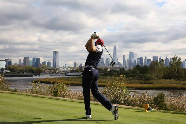 JERSEY CITY, NJ - SEPTEMBER 30: USA golfer Dustin Johnson tees off on the 14th hole with the New York city skyline in the background during the third round of the Presidents Cup at Liberty National Golf Club on September 30, 2017 in Jersey City, New Jersey. (Photo by Brian Spurlock Icon Sportswire) GOLF: SEP 30 PGA Golf Herren - The Presidents Cup - Third Round Icon170930249 EDITORIAL USE ONLY