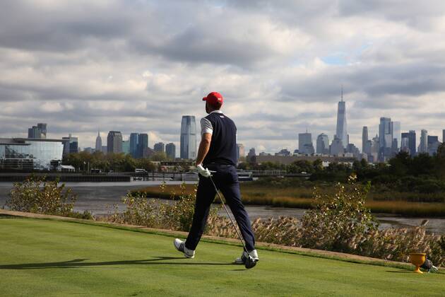 JERSEY CITY, NJ - SEPTEMBER 30: USA golfer Dustin Johnson walks off the 14th tee with the New York city skyline in the background during the third round of the Presidents Cup at Liberty National Golf Club on September 30, 2017 in Jersey City, New Jersey. (Photo by Brian Spurlock Icon Sportswire) GOLF: SEP 30 PGA Golf Herren - The Presidents Cup - Third Round Icon170930250 EDITORIAL USE ONLY