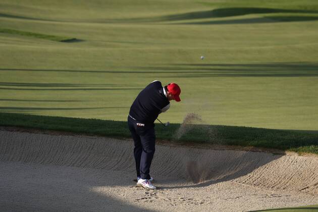 JERSEY CITY, NJ - SEPTEMBER 30: USA golfers Patrick Reed hits out of a bunker on the 4th hole during the third round of the Presidents Cup at Liberty National Golf Club on September 30, 2017 in Jersey City, New Jersey. (Photo by Brian Spurlock Icon Sportswire) GOLF: SEP 30 PGA Golf Herren - The Presidents Cup - Third Round Icon170930263 EDITORIAL USE ONLY
