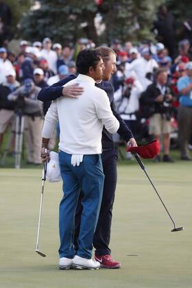 JERSEY CITY, NJ - SEPTEMBER 30: USA golfer Kevin Chappell concedes the putt and the match to International golfer Anirban Lahiri on the 18th hole during the third round of the Presidents Cup at Liberty National Golf Club on September 30, 2017 in Jersey City, New Jersey. (Photo by Brian Spurlock Icon Sportswire) GOLF: SEP 30 PGA Golf Herren - The Presidents Cup - Third Round Icon170930340 EDITORIAL USE ONLY