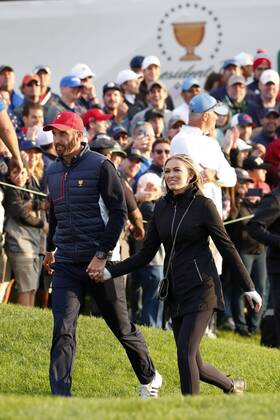 JERSEY CITY, NJ - SEPTEMBER 30: USA golfer Dustin Johnson with his fiance Paulina Gretsky walk around the 18th green during the third round of the Presidents Cup at Liberty National Golf Club on September 30, 2017 in Jersey City, New Jersey. (Photo by Brian Spurlock Icon Sportswire) GOLF: SEP 30 PGA Golf Herren - The Presidents Cup - Third Round Icon170930335 EDITORIAL USE ONLY