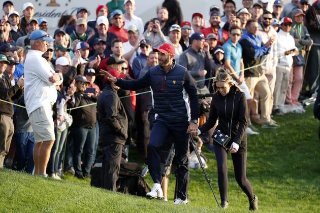 JERSEY CITY, NJ - SEPTEMBER 30: USA golfer Dustin Johnson with his fiance Paulina Gretsky walk around the 18th green during the third round of the Presidents Cup at Liberty National Golf Club on September 30, 2017 in Jersey City, New Jersey. (Photo by Brian Spurlock Icon Sportswire) GOLF: SEP 30 PGA Golf Herren - The Presidents Cup - Third Round Icon170930334 EDITORIAL USE ONLY