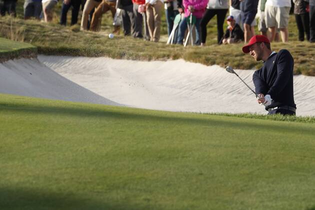 JERSEY CITY, NJ - SEPTEMBER 30: USA golfer Kevin Chappell hits a sand shot on the 16th hole during the third round of the Presidents Cup at Liberty National Golf Club on September 30, 2017 in Jersey City, New Jersey. (Photo by Brian Spurlock Icon Sportswire) GOLF: SEP 30 PGA Golf Herren - The Presidents Cup - Third Round Icon170930323 EDITORIAL USE ONLY