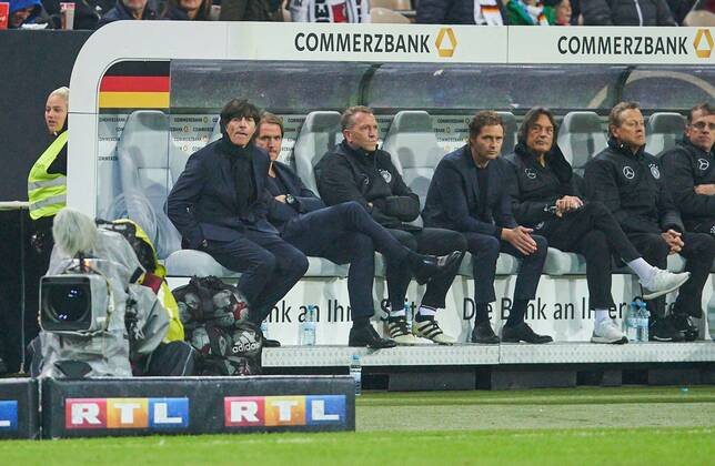 DFB Bundestrainer Joachim Jogi LOEW, LÖW,Thomas SCHNEIDER, DFB Co-Trainer, Assistenztrainer Andreas KOEPKE , Torwarttrainer DFB Marcus SORG, Assistenztrainer DFB Dr. Hans-Wilhelm Müller-Wohlfahrt, DFB Mannschaftsarzt, Klaus EDER, DFB Physiotherapeut DEUTSCHLAND - ASERBAIDSCHAN 5-1 WM-Qualifikation Deutsche Fussball Nationalmannschaft, DFB am 08.10.2017 in Kaiserslautern, Deutschland.