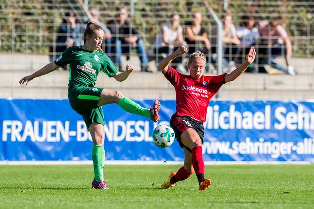 v.li.: Nina Lührßen (Luehrssen, SV Werder Bremen, 4) und Julia Simic (SC Freiburg, 10) im Zweikampf, Duell, duel, tackle, Fussball, Allianz Frauen-Bundesliga, SC Freiburg - SV Werder Bremen,