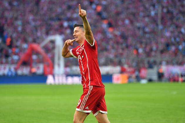 Robert LEWANDOWSKI (Bayern Muenchen),Torjubel nach Tor zum 4-0, Jubel,Freude,Begeisterung, Aktion,Einzelbild,angeschnittenes Einzelmotiv,Halbfigur,halbe Figur. Fussball 1. Bundesliga, 8.Spieltag,Spieltag08,, FC Bayern Muenchen (M)-SC Freiburg 5-0, am 114.10.2017 in Muenchen Deutschland, A L L I A N Z A R E N A.