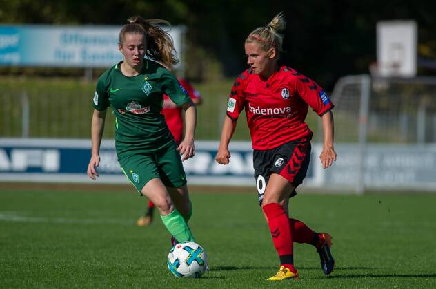 v.li.: Nina Lührßen (Luehrssen, SV Werder Bremen, 4) im Zweikampf, Duell mit Julia Simic (SC Freiburg, 10), Fussball, Allianz Frauen-Bundesliga, SC Freiburg - SV Werder Bremen,