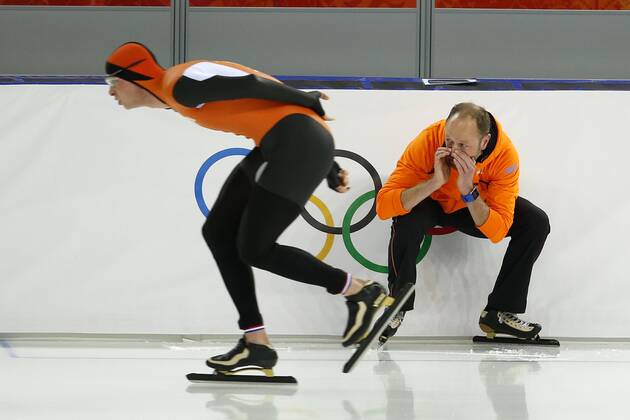 SOCHI - 10000 meter heren, 10 km heren, Adler Arena , 18-02-2014, Olympische Winterspelen 2014 , Gerard Kemkers schreeuwt Sven Kramer naar voren. 10 km heren
