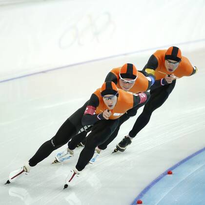SOCHI - teamachtervolging mannen en vrouwen , Adler Arena , 21-02-2014, Olympische Winterspelen 2014 , van voor naar achter: Jan Blokhuijsen , Koen Verweij en Sven Kramer tijdens de halve finale. teamachtervolging 21 feb 2014