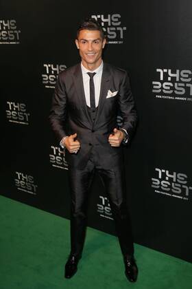 Bilder des Tages - SPORT (171024) -- LONDON, Oct. 24, 2017 -- Real Madrid s Cristiano Ronaldo arrives for the Best FIFA Football Awards 2017 in London, Britain, Oct. 23, 2017. ) (SP)BRITAIN-LONDON-THE BEST FIFA FOOTBALL AWARDS 2017 TimxIreland 