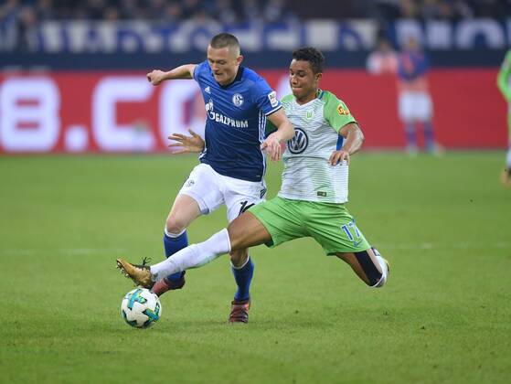 28.10.2017, Fussball GER, 1. Bundesliga Saison 2017 2018, 10. Spieltag, FC Schalke 04 - VfL Wolfsburg 1:1, v.re., Ohis Felix Uduokhai (VfL Wolfsburg), Fabian Reese (FC Schalke 04)