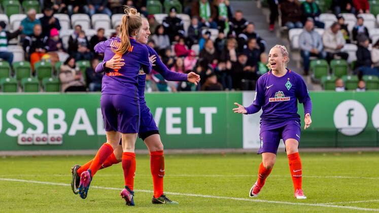 v.li.: Nina Lührßen (Luehrssen, SV Werder Bremen, 4), Lina Hausicke (SV Werder Bremen, 18) und Cindy König (Koenig, SV Werder Bremen, 11) beim Torjubel, Goal celebration, celebrate the goal, goal celebration,, Fussball, Allianz Frauen-Bundesliga, VfL Wolfsburg - SV Werder Bremen,