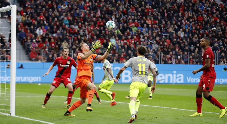 Leverkusen, Bayarena, 28.10.16: Torwart Bernd Leno (Bayer 04 Leverkusen) hat den Ball fest im Griff im Spiel der 1. Bundesliga zwischen Bayer 04 Leverkusen vs. 1.FC Köln in der Saison 2017 2018.