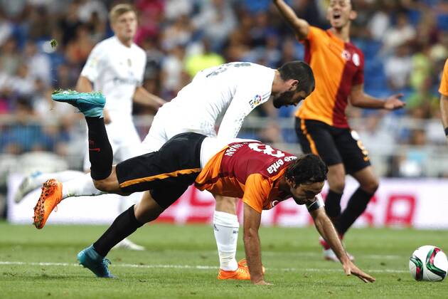 MADRID, 18-08-2015. Santiago Bernabeu Stadium, Santiago Bernabeu trophy. 2015 2016. Real Madrid - Galatasaray. Isco Alarcon of Real Madrid and Selcut Inan of Galatasaray. Real Madrid - Galatasaray (Santiago Bernabeu trophy)