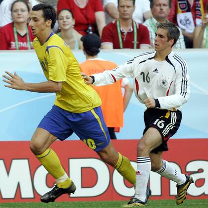munchen , 24-06-2006 1 8 finale duitsland - zweden 2-0 zlatan ibrahimovic en philipp lahm duitsland - zweden