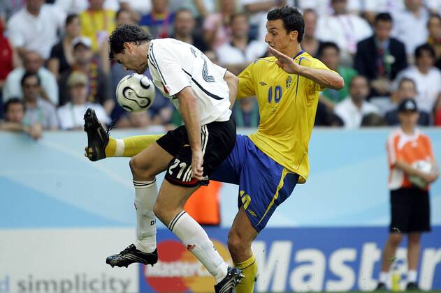 munchen , 24-06-2006 1 8 finale duitsland - zweden 2-0 zlatan ibrahimovic en christoph metzfelder duitsland - zweden