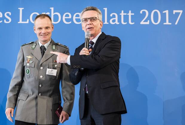 - Feierstunde mit dem Bundesinnenminister.Stefan Wiesner - Weltmeister im Fallschirmspringen Surheim 2014. Thomas de Maiziere überreicht 46 Sportlerinnen und Sportler das Silberne Lorbeerblatt, die höchste staatliche Auszeichnung für sportliche Spitzenleistung in Deutschland. Stefan Wiesner + Thomas de Maiziere