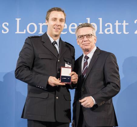 - Feierstunde mit dem Bundesinnenminister.Gregor Hauffe Weltmeister Rudern Deutschland 8M. Thomas de Maiziere überreicht 46 Sportlerinnen und Sportler das Silberne Lorbeerblatt, die höchste staatliche Auszeichnung für sportliche Spitzenleistung in Deutschland. Gregor Hauffe + Thomas de Maiziere