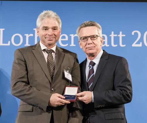 - Feierstunde mit dem Bundesinnenminister. Dieter Lauterbach, Weltmeister2016 Reiter Einspanner Fahren.Thomas de Maiziere überreicht 46 Sportlerinnen und Sportler das Silberne Lorbeerblatt, die höchste staatliche Auszeichnung für sportliche Spitzenleistung in Deutschland. Dieter Lauterbach + Thomas de Maiziere