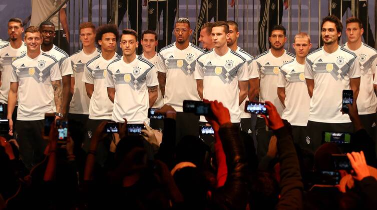 Fußball, DFB-Team präsentiert neues Trikot DFB und Die Mannschaft präsentieren WM- Trikot 2018 im THE BASE in Berlin, 07.11.17 DFB und Die Mannschaft präsentieren WM- Trikot 2018