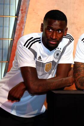 Fußball, DFB-Team präsentiert neues Trikot DFB und Die Mannschaft präsentieren WM- Trikot 2018 im THE BASE in Berlin, 07.11.17 Bild: Antonio Rüdiger DFB und Die Mannschaft präsentieren WM- Trikot 2018