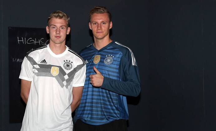 Fußball, DFB-Team präsentiert neues Trikot DFB und Die Mannschaft präsentieren WM- Trikot 2018 im THE BASE in Berlin, 07.11.17 Bild: Julian Brandt und Bernd Leno DFB und Die Mannschaft präsentieren WM- Trikot 2018