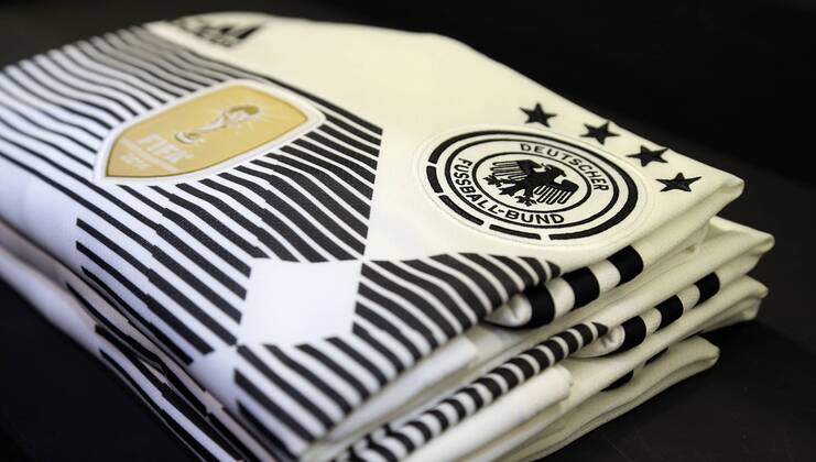Fußball, DFB-Team präsentiert neues Trikot DFB und Die Mannschaft präsentieren WM- Trikot 2018 im THE BASE in Berlin, 07.11.17 Bild: Das neue WM - Trikot 2018 DFB und Die Mannschaft präsentieren WM- Trikot 2018