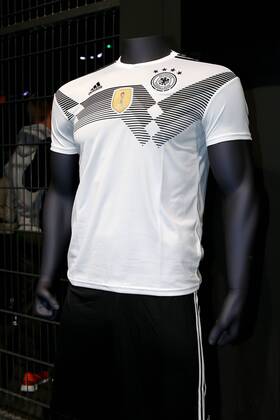 Bilder des Tages - SPORT Fußball, DFB-Team präsentiert neues Trikot DFB und Die Mannschaft präsentieren WM- Trikot 2018 im THE BASE in Berlin, 07.11.17 Bild: Das neue WM - Trikot 2018 DFB und Die Mannschaft präsentieren WM- Trikot 2018