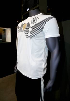 Fußball, DFB-Team präsentiert neues Trikot DFB und Die Mannschaft präsentieren WM- Trikot 2018 im THE BASE in Berlin, 07.11.17 Bild: Das neue WM - Trikot 2018 DFB und Die Mannschaft präsentieren WM- Trikot 2018