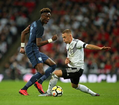 10.11.2017, Fussball Länderspiel, England - Deutschland, in Wembley National Stadium London. v.l. Tammy Abraham (England) gegen Joshua Kimmich (Deutschland)