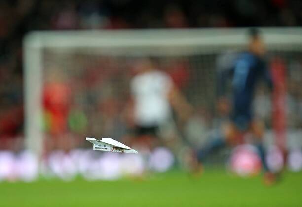 10.11.2017, Fussball Länderspiel, England - Deutschland, in Wembley National Stadium London. Papierflieger landet auf dem Spielfeld