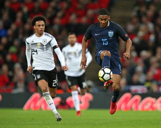 10.11.2017, Fussball Länderspiel, England - Deutschland, in Wembley National Stadium London. v.l. Leroy Sane (Deutschland) gegen Joe Gomez (England)