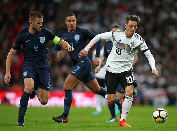 10.11.2017, Fussball Länderspiel, England - Deutschland, in Wembley National Stadium London. v.l. Eric Dier (England) und Jake Livermore (England) gegen Mesut Özil (Deutschland)