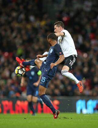 10.11.2017, Fussball Länderspiel, England - Deutschland, in Wembley National Stadium London. v.l. Joe Gomez (England) gegen Julian Draxler (Deutschland)
