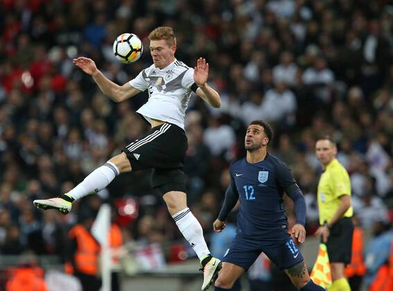 10.11.2017, Fussball Länderspiel, England - Deutschland, in Wembley National Stadium London. v.l. Marcel Halstenberg (Deutschland) gegen Kyle Walker (England)