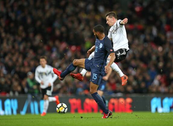 10.11.2017, Fussball Länderspiel, England - Deutschland, in Wembley National Stadium London. v.l. Joe Gomez (England) gegen Julian Draxler (Deutschland)