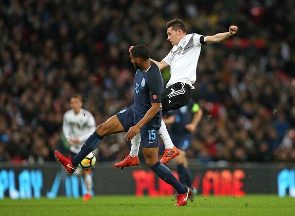 10.11.2017, Fussball Länderspiel, England - Deutschland, in Wembley National Stadium London. v.l. Joe Gomez (England) gegen Julian Draxler (Deutschland)