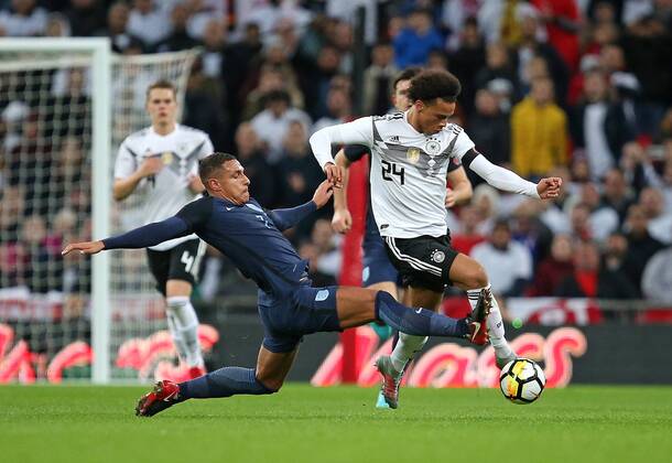 10.11.2017, Fussball Länderspiel, England - Deutschland, in Wembley National Stadium London. v.l. Jake Livermore (England) gegen Leroy Sane (Deutschland)