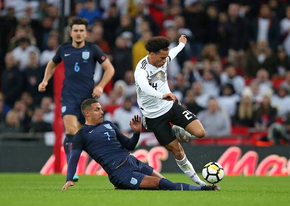 10.11.2017, Fussball Länderspiel, England - Deutschland, in Wembley National Stadium London. v.l. Jake Livermore (England) gegen Leroy Sane (Deutschland)