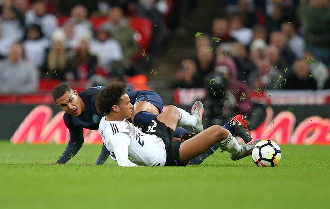 10.11.2017, Fussball Länderspiel, England - Deutschland, in Wembley National Stadium London. v.l. Jake Livermore (England) gegen Leroy Sane (Deutschland)