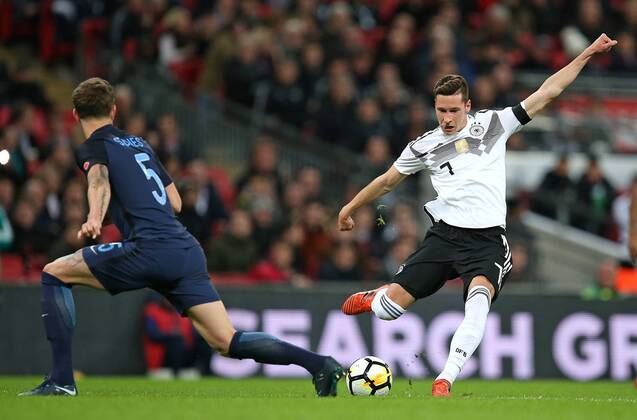 10.11.2017, Fussball Länderspiel, England - Deutschland, in Wembley National Stadium London. v.l. John Stones (England) gegen Julian Draxler (Deutschland)