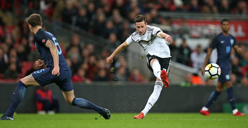 10.11.2017, Fussball Länderspiel, England - Deutschland, in Wembley National Stadium London. v.l. John Stones (England) gegen Julian Draxler (Deutschland)