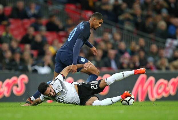 10.11.2017, Fussball Länderspiel, England - Deutschland, in Wembley National Stadium London. v.l. Ilkay Gündogan (Deutschland) gegen Ruben Loftus-Cheek (England)